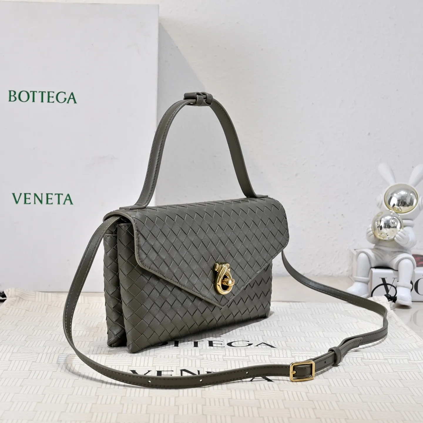 Batch 1660 #Bv new Knot Lock crossbody bag 🎈2025 early spring kont lock new series is hot on the market 🔥The brand's classic weaving process, with kont's metal rotating buttons, are exquisite and eye-catching, which is a luxurious embellishment of details. The upper body is elegant and elegant, with internal double compartments + card slots + back compartment. Super versatile, multiple carrying methods, detachable shoulder strap, portable/shoulder/cross-body, retro and fashionable, easy to carry with exquisite old-line style🫴 Model: 7191 Size: 25x16x5.5